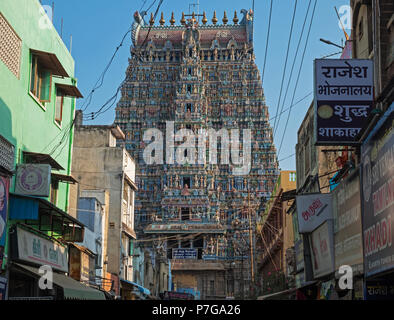 Madurai, Inde - 8 mars 2018 : l'approche de l'histoire, neuf nord Gopuram ou passerelle, au complexe du temple Meenakshi au coeur de la ville Banque D'Images