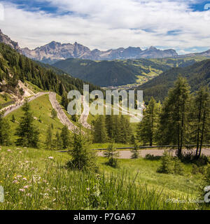 Vue sur un paysage Colfosco Corvara in Badia de Gardena Pass dans les montagnes des Dolomites Tyrol du Sud alpes Trentin-Haut-Adige Italie Europe Banque D'Images