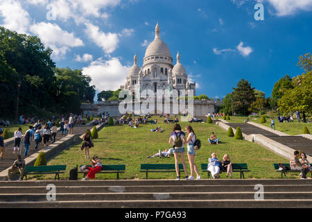 Paris, France - 25 juin 2018 : Les gens de vous détendre sur l'herbe en face de la Basilique du Sacré Cœur à Montmartre Banque D'Images