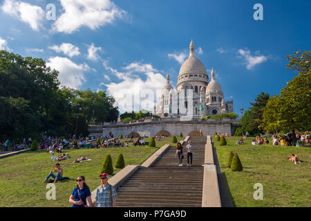 Paris, France - 25 juin 2018 : Les gens de vous détendre sur l'herbe en face de la Basilique du Sacré Cœur à Montmartre Banque D'Images