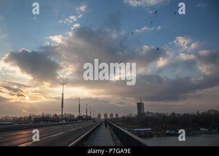 BELGRADE, SERBIE - 4 février, 2018 : Coucher de soleil sur la plupart Brankov (Branko's Bridge) avec nouvelle Belgrade (Beograd) et de Usce dans l'arrière-plan. La plupart Brankov Banque D'Images