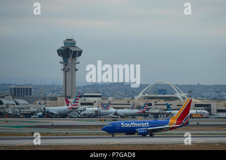 Southwest Airlines Boeing 737 à l'atterrissage à l'Aéroport International de Los Angeles, LAX, Californie, USA. Banque D'Images