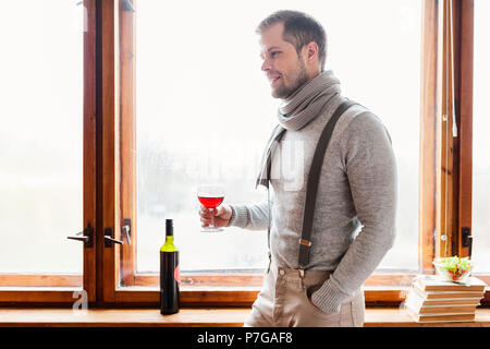 Hansome man bénéficiant d'un bon verre de vin rouge Banque D'Images