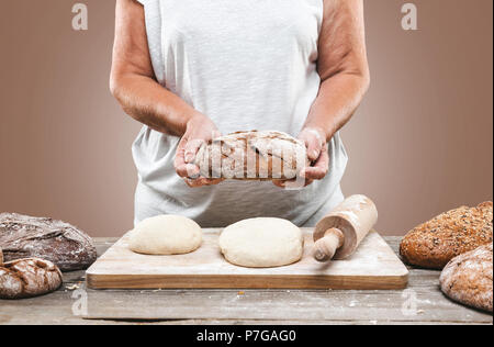 Baker préparant une variété de délicieux pain frais et de pâtisseries Banque D'Images