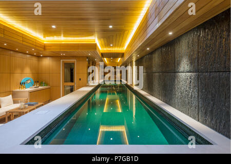 Piscine intérieure moderne Banque D'Images