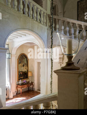 L'ouragan lanterne et artwork avec hall d'entrée voûté en détail 18ème siècle châteaux, St Remy de Provence Banque D'Images