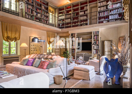 Bibliothèque mezzanine hauteur double modernisé au 18ème siècle châteaux, St Remy de Provence Banque D'Images