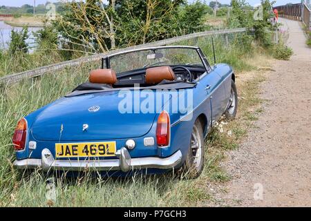 Deux places bleu Vintage MG Midget open top voiture de sport. Année d'inscription 1972/73 estimée sur la base de l'assiette. Walberswick, Suffolk. Banque D'Images