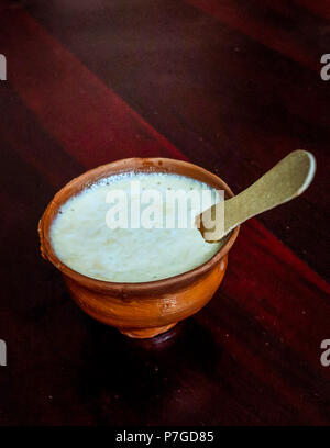 Caillé doux ou sucré dahi en hindi, servi dans le pot en terre, selective focus est utilisé. Banque D'Images