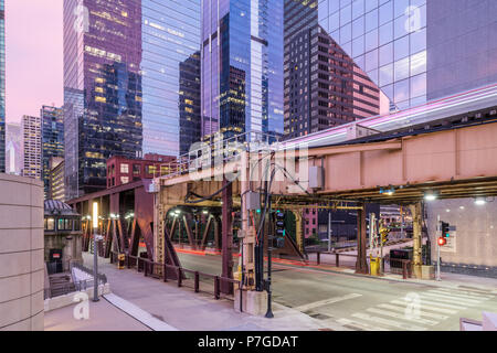 Rue du lac Ligne Verte élevée pont sur la rivière Chicago Banque D'Images