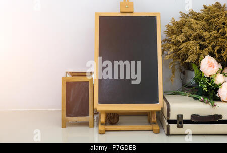 Affichage de texte maquette vierge tableau ou le tableau noir sur mur blanc et vintage objet. Banque D'Images