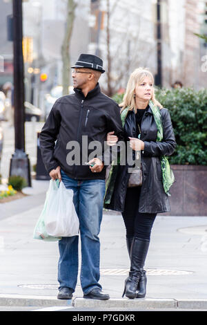 Washington, DC - 2 janvier 2015 : maturité, couple, homme, femme, bras, main tenant debout, attendant au feu de circulation au passage pour piétons, traversant à cr Banque D'Images