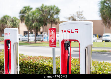 Homestead, USA - 2 mai 2018 : Super Tesla voiture électrique de charge station dans centre commercial avec personne ne Banque D'Images