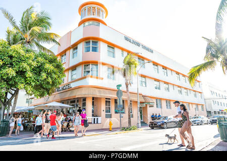 Miami Beach, USA - 5 mai 2018 : Waldorf Towers, passage pour piétons, de nombreuses personnes crossing street, marcher à Ocean Drive Art Deco à jour ensoleillé avec res Banque D'Images