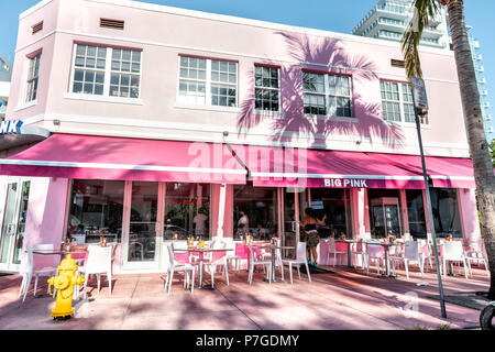 Miami Beach, USA - 5 mai 2018 : Big Pink Diner, restaurant, café à Ocean Drive Art Deco à jour ensoleillé, à l'extérieur assis zone vide, tableaux Banque D'Images