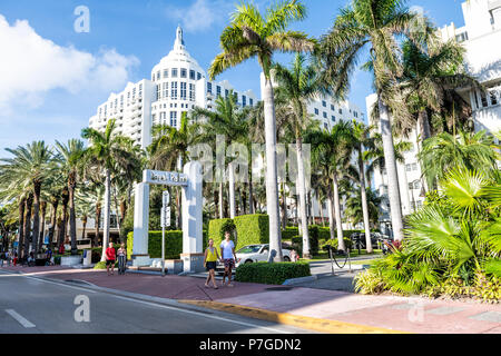 Miami Beach, USA - 5 mai 2018 : Royal Palm Hotel, Resort, Spa, sur Collins Avenue, près de Ocean Drive Art Deco à journée ensoleillée, les gens marcher sur sid Banque D'Images
