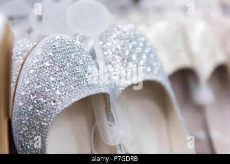 Gros plan du ballet éclatants télévision appartements style orné de cristaux, des chaussures, des embellissements perles sur l'affichage de détail en magasin de mariage, boutique, shop Banque D'Images