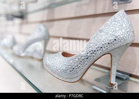 Libre d'un grand nombre de mariage brillant, talons hauts chaussures style on shelf orné de perles, des cristaux, des embellissements sur de l'étalage en magasin, boutique, s Banque D'Images