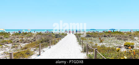 Panorama de Bowman's Beach à l'île de Sanibel avec sentier sablonneux, le chemin, de l'allée, d'une clôture, de nombreuses personnes, foule à distance, l'engorgement des bombardements, le littoral de la côte Banque D'Images