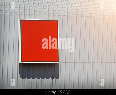 Panneau publicitaire extérieur rouge modèle maquette pour votre conception. Banque D'Images