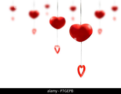Mobile coeur rouge fabriqué à partir de céramique argile pendaison isolé sur fond blanc Banque D'Images