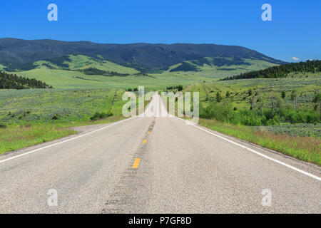 L'autoroute 89 menant au château, près de White Sulphur Springs, Montana Banque D'Images