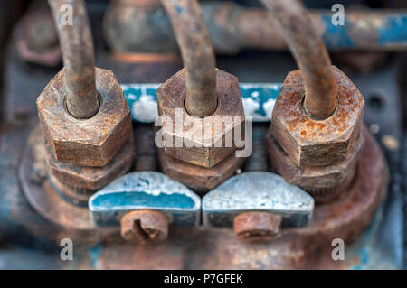 Plan Macro sur un vieux moteur du tracteur. Selective focus sur les trois écrous Banque D'Images