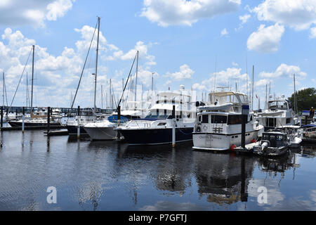 Yachts amarrés au New Bern Grand Marina.situé à New Bern, Caroline du Nord USA. Banque D'Images