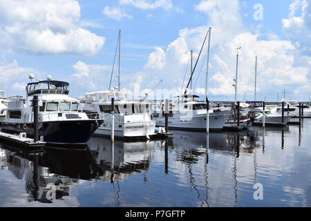 Yachts amarrés au New Bern Grand Marina.situé à New Bern, Caroline du Nord USA. Banque D'Images