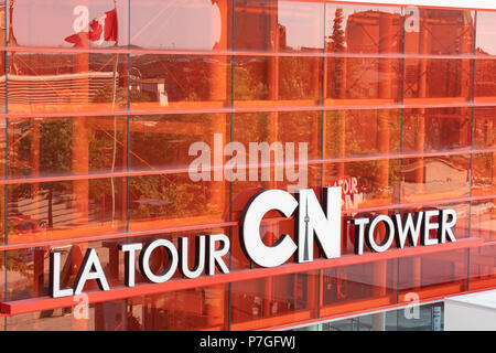 La Tour CN est un monument de Toronto a ouvert ses portes en 1976 et a été la plus haute structure autoportante du monde depuis de nombreuses années. Banque D'Images