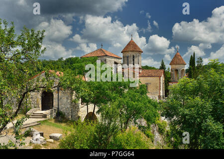 Monastère de Motsameta situé sur la colline entourée par la rivière Tskaltsitela, Kutaisi, Géorgie Banque D'Images