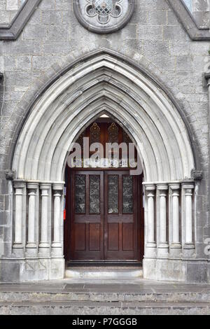 Portail en pierre de style anglais au début de l'église catholique romaine de St Michel à Tipperary. Banque D'Images