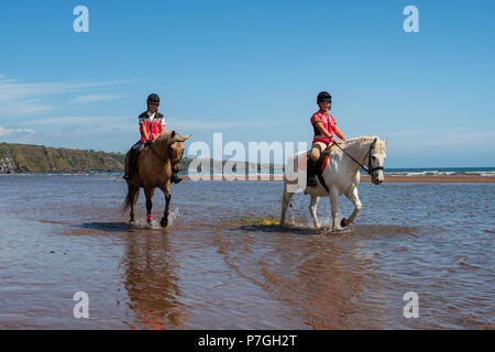 L'équitation à Lunan Bay, Angus, Scotland. Banque D'Images