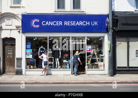 La recherche sur le cancer la charité des passants dans East Sheen, London, UK Banque D'Images