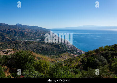 Panorama de la côte de la mer Ionienne de Forza D'Agrò village de Sicile en journée d'été,Italie Banque D'Images