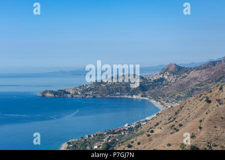 La baie de Taormine dans une journée d'été vu de Forza D'Agrò, Sicile, Italie Banque D'Images