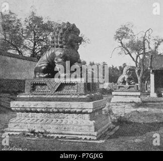 French : photo de l'intermédiaire de la Chine avec un appareil photo 中文（繁體）‎ 銅獅子 : . Entre 1871 et 1872 90 LION EN BRONZE CHINOIS YUEN-MING-YUEN Banque D'Images