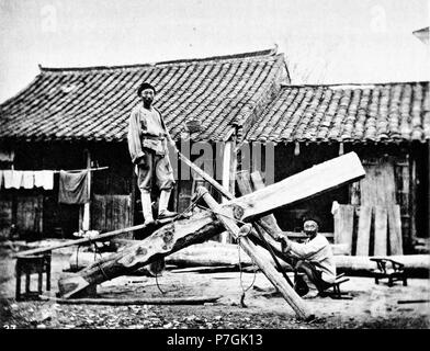 Anglais : photographie de John Thomson. Voir détail sur le lien ci-dessous. Avant 1898 341 SAWYERS AU TRAVAIL Banque D'Images