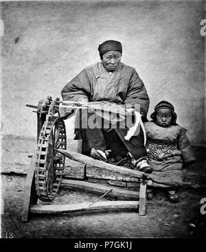 Anglais : photographie de John Thomson. Voir détail sur le lien ci-dessous. avant 1898 98 MACHINE À FILER LE COTON Banque D'Images