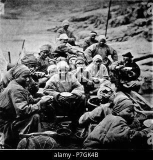 Anglais : photographie de John Thomson. Voir détail sur le lien ci-dessous. Avant 1898 297 L'équipage notre bateau au petit déjeuner Banque D'Images