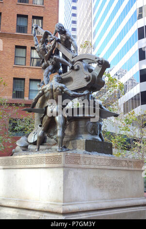 Anglais : Mécanique Monument par Douglas Tilden (1860-1935), situé à l'intersection de Market, Bush et la batterie les rues de San Francisco, Californie, États-Unis. Consacrée le 15 mai 1901. Il a été a été à l'origine d'être appelé le mémorial Donahue, Fontaine tel qu'il était financé par l'homme d'affaires James Mervyn Donahue. Cette oeuvre est dans le car l'artiste est mort il y a plus de 70 ans. 28 juin 2014, 13:07:15 mécanique 265 Monument par Douglas Tilden - San Francisco, CA - DSC03539 Banque D'Images