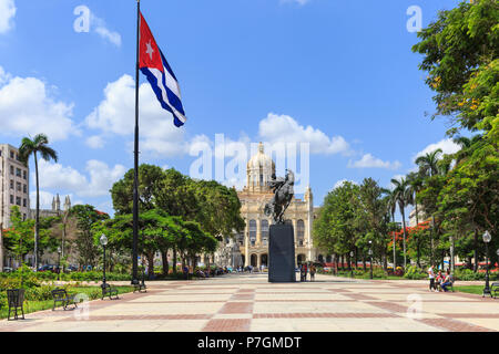 Statue et mémorial de Jose Marti avec Musée de la révolution dans l'arrière-plan, la Plaza 13 de Marzo, La Havane, Cuba Banque D'Images
