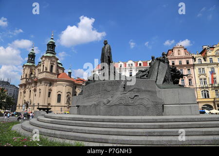 Cathédrale Saint-nicolas et Jan Hus Monument, Place de la vieille ville (côté nord), Staré Město (vieille ville), Prague, Tchéquie (République tchèque), de l'Europe Banque D'Images