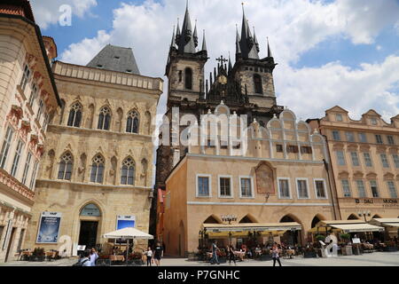 Chambre à la Cloche de Pierre et église de Notre-Dame de Týn, Place de la vieille ville, Staré Město (vieille ville), Prague, Tchéquie (République tchèque), de l'Europe Banque D'Images