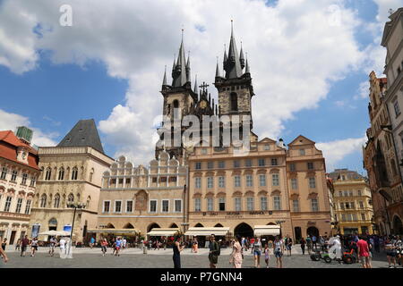 Chambre à la Cloche de Pierre et église de Notre-Dame de Týn, Place de la vieille ville, Staré Město (vieille ville), Prague, Tchéquie (République tchèque), de l'Europe Banque D'Images