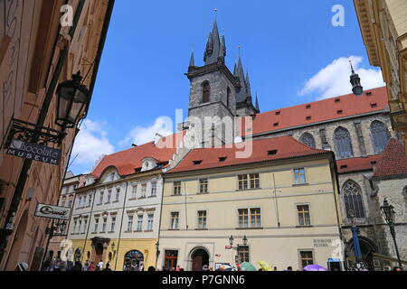 Église de Notre-Dame de Týn vu de Celetná, Staré Město (vieille ville), Prague, Tchéquie (République tchèque), de l'Europe Banque D'Images