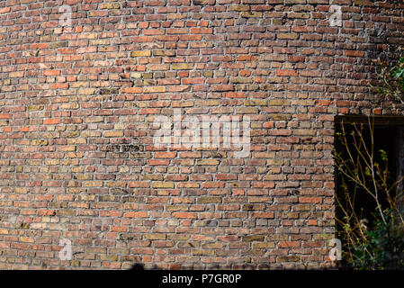 Vieux Mur de brique rouge texture background avec porte Banque D'Images