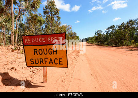 Inscrivez-vous sur la surface rugueuse de l'avertissement sur la route de développement de la péninsule à distance (RDP), Cape York, Far North Queensland, Queensland, Australie, FNQ Banque D'Images