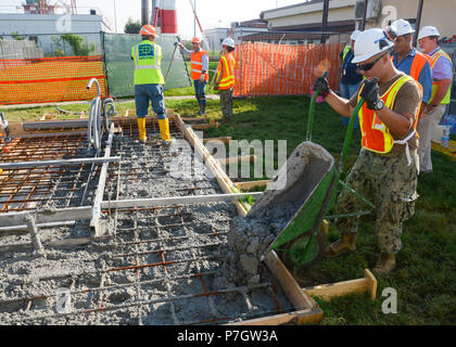 Naples, Italie (13 septembre 2016) - Builder 2e classe Gabriel Murga Altan, affecté à la base navale américaine (NSA) Naples Département des travaux publics, se déverse dans une trame de béton qui formeront la dalle pour un chenil sur NSA Naples. Les services des Travaux publics marine soutenir et maintenir des installations et l'infrastructure sur les installations dans le monde entier dans le cadre de la Naval Facilities Engineering Command (NAVFAC) mission générale. Banque D'Images