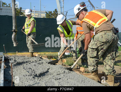 Naples, Italie (13 septembre 2016) - Seabees affecté à la base navale américaine de Naples Département des travaux publics étendre qui formeront la dalle pour un chenil sur NSA Naples. Les services des Travaux publics marine soutenir et maintenir des installations et l'infrastructure sur les installations dans le monde entier dans le cadre de la Naval Facilities Engineering Command (NAVFAC) mission générale. Banque D'Images